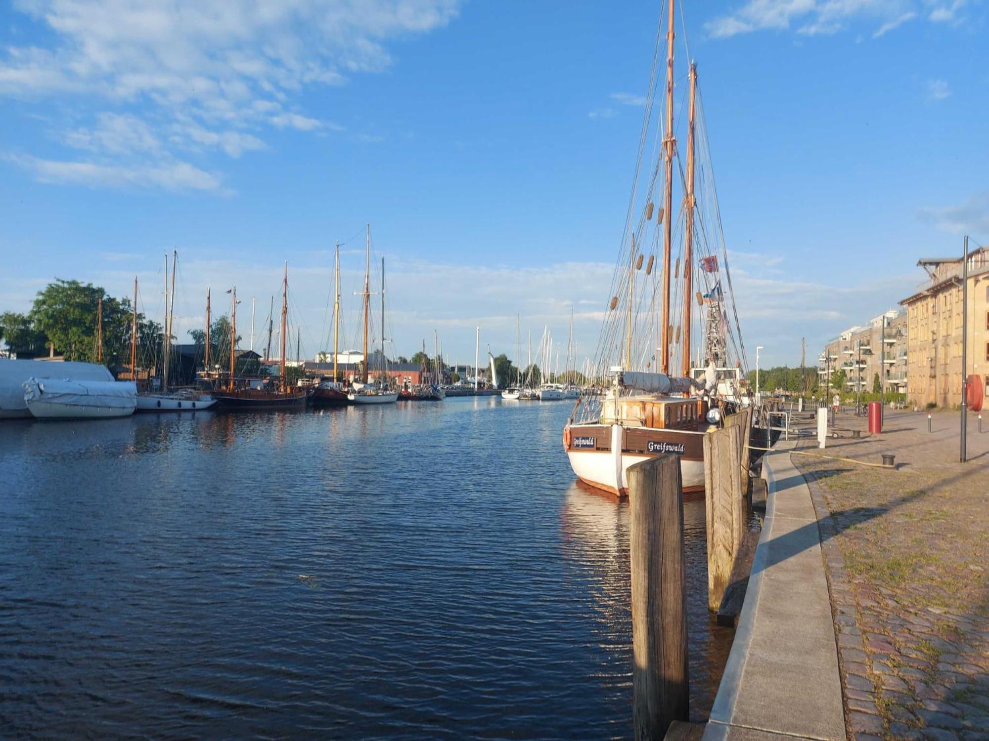 Hochwertige Ferienwohnung Direkt Am Wasser Mit Balkon Greifswald Dış mekan fotoğraf